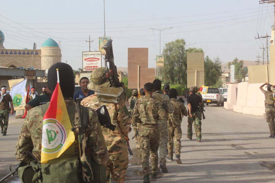 مقاتلون شيعة خلال مسيرة بمناسبة 